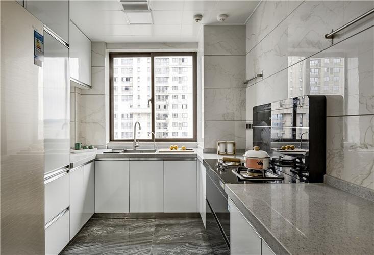 爵士白的墙砖白色的橱柜让整个厨房干净整洁充满了活力与温馨.