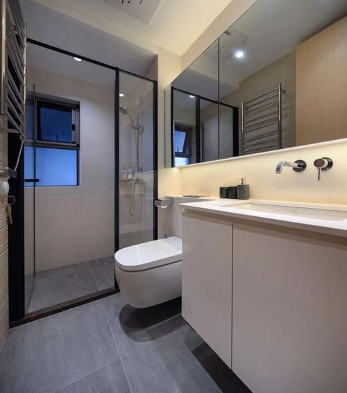 主人卫生间在哑光灰色的地砖基础结合白色洗手盆柜还有镜面柜门牡