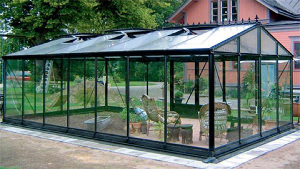 阳光房是采用玻璃与金属框架搭建的全透明非传统建筑能够让我们足不