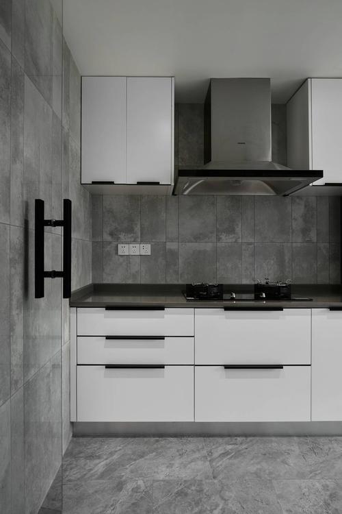 厨房是比较狭长的l型所以选择以浅色系类型的瓷砖来装饰厨房橱柜门