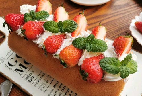 草莓蛋糕卷美味营养颜值与味道并存在美食