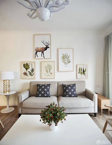 80平米小户型简装客厅沙发背景墙装饰画