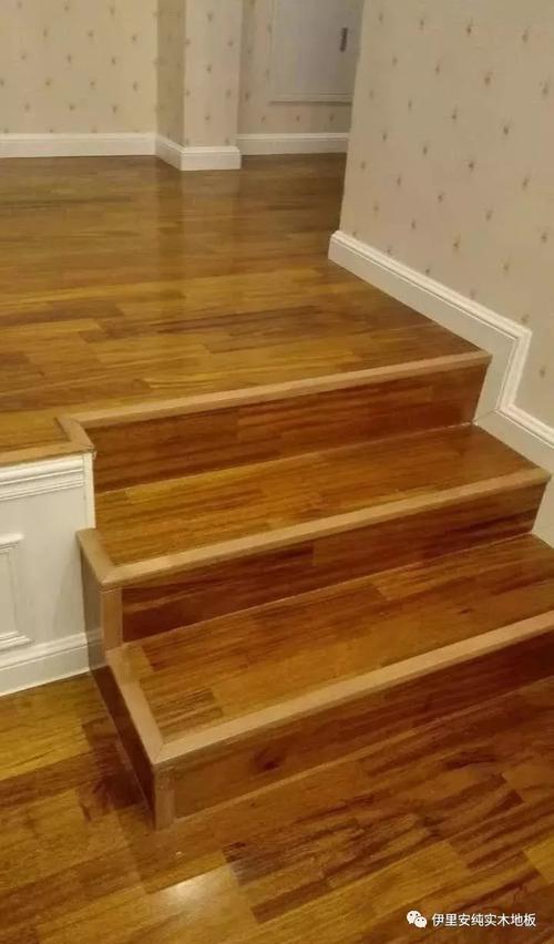 木地板铺成的楼梯