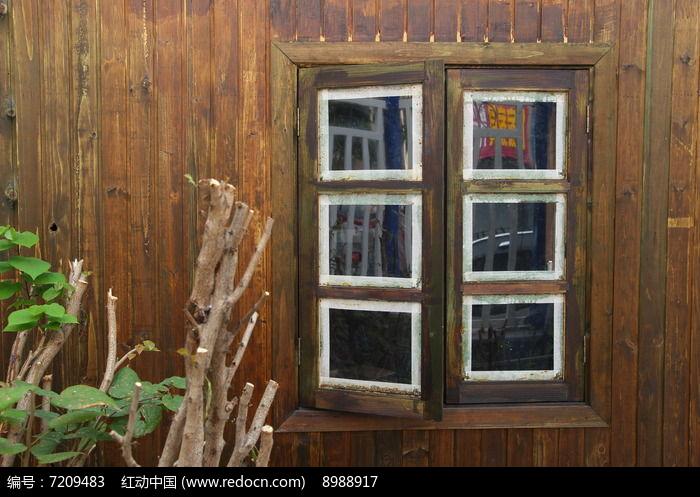 小木屋的方形窗户