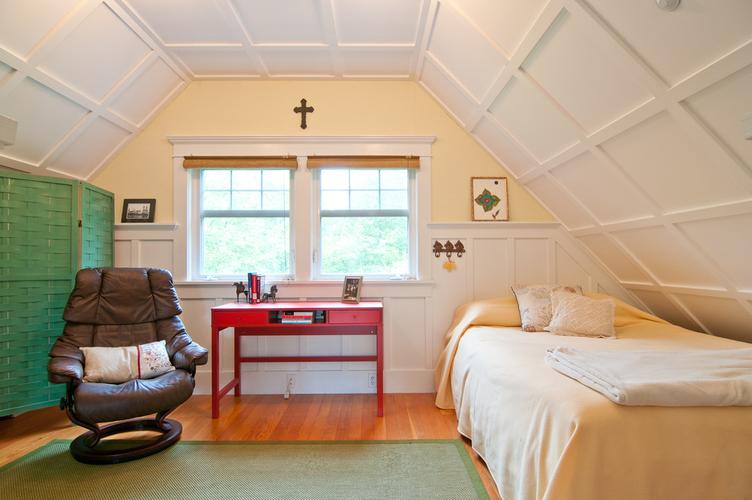 卧室白色墙面斜顶设计现代别墅装修效果图
