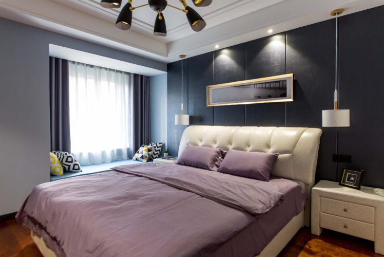 现代简约风格的卧室色彩偏冷色调深蓝色的墙壁搭配深紫色的被子