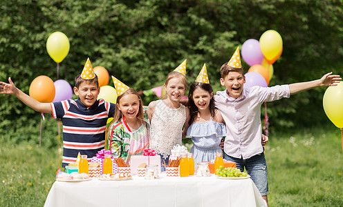 夏季花园快乐的孩子生日聚会