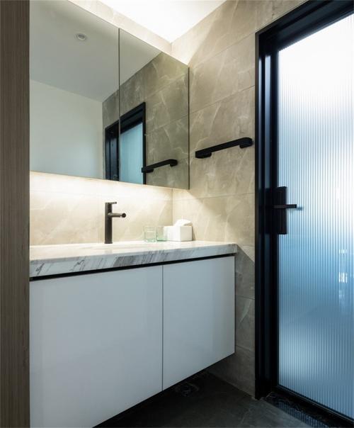 干湿分离的卫生间兼顾方便性和实用性选用的黑框玻璃门让空间的