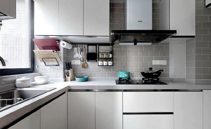 长方形厨房配置l形柜体白色平板柜门灰色台面米灰色小方砖体现