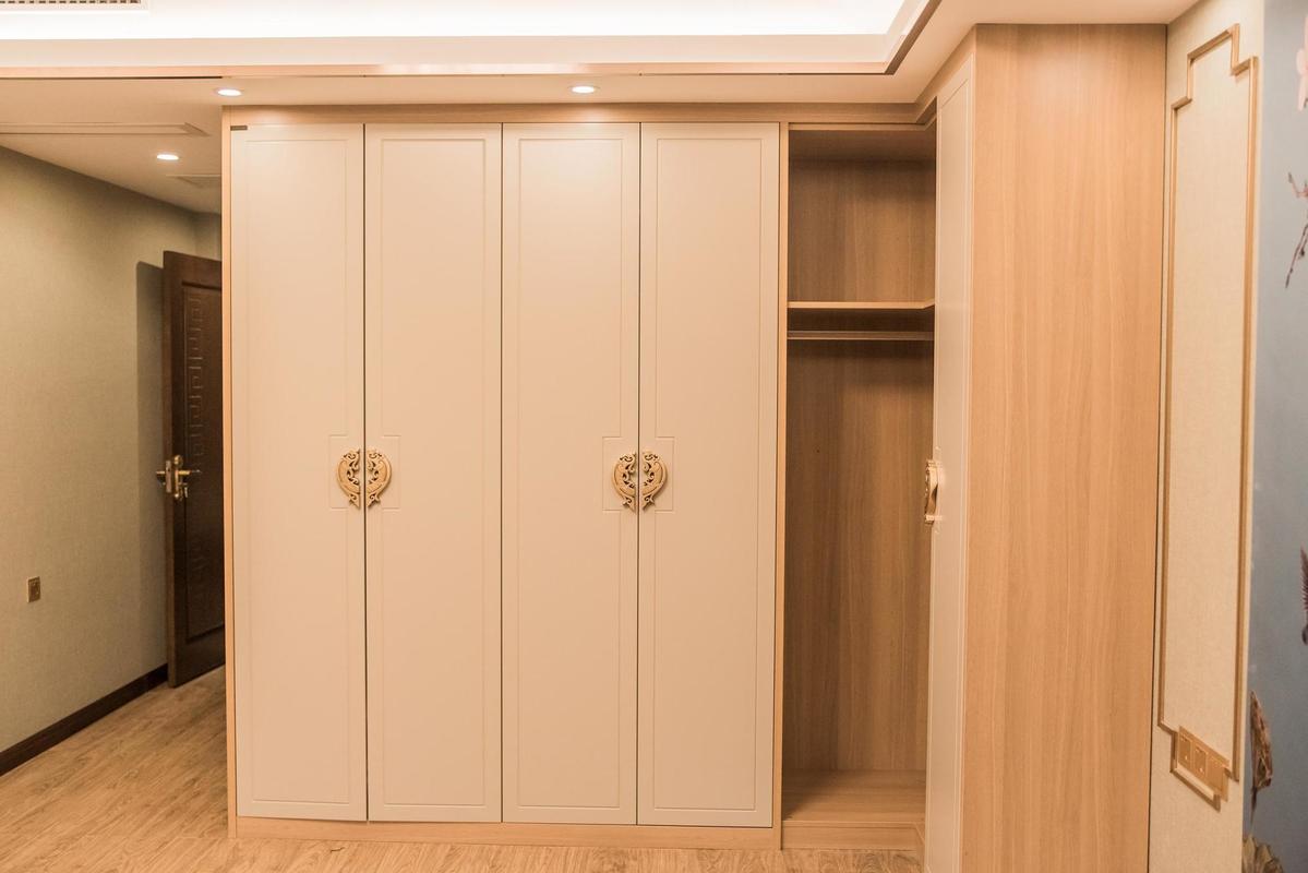 主卧的衣柜和儿童房的衣柜一样采用了简约的新中式柜门设计转角的