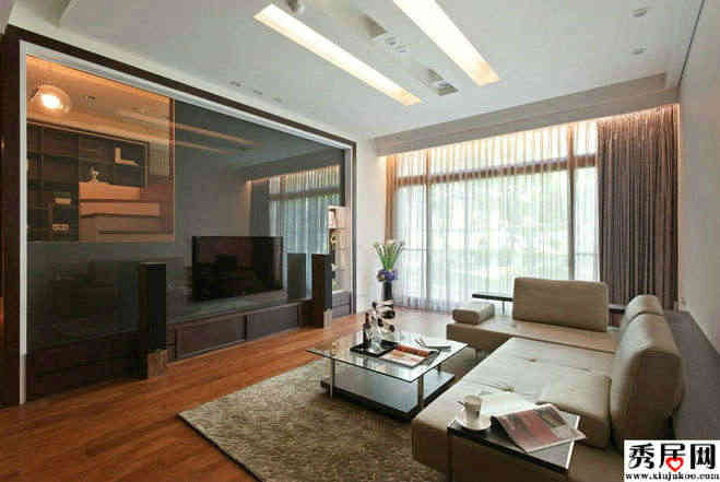 茶色玻璃与透明玻璃搭配的电视背景墙装扮的客厅效果图