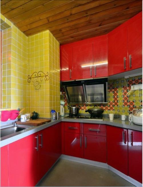 鲜艳的红色橱柜门和橙色的墙砖搭配出活泼的气氛.