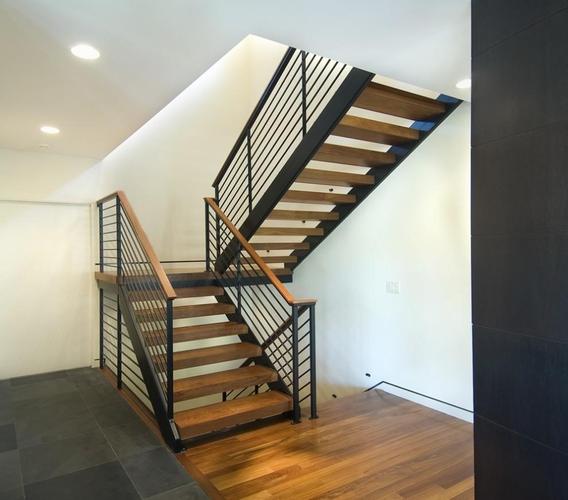 木质台阶镂空四居楼梯装修效果图