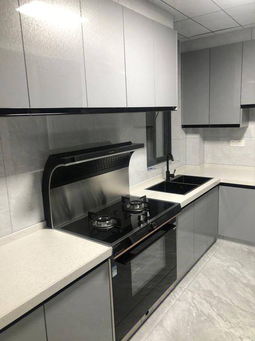 新家厨房空间还行所以橱柜门板选用了银灰色的亚克力门板搭配内嵌式