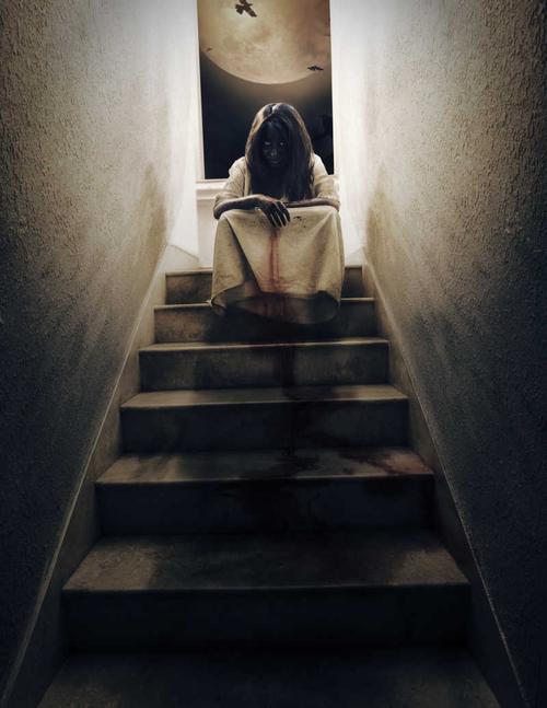 女子坐在楼梯的恐怖场面