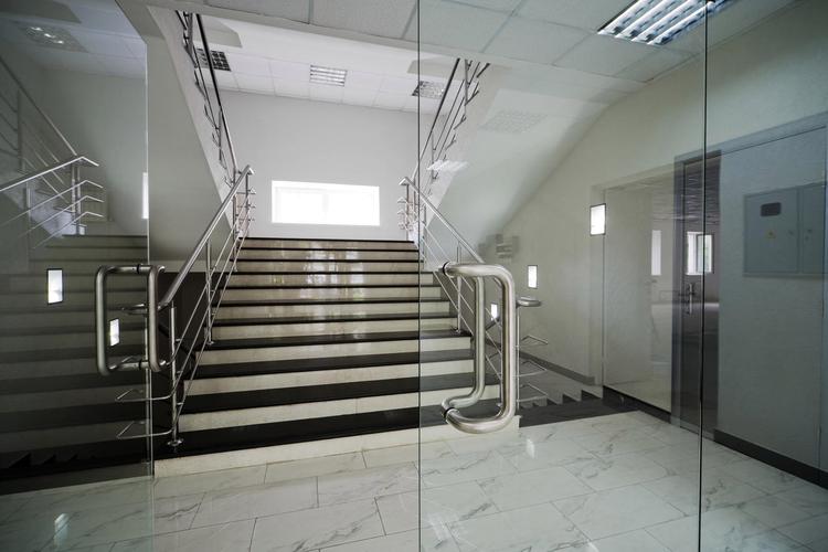 商务简约大气现代打开的玻璃门视角建筑大理石楼梯设计