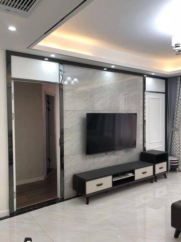 钛钢线条装饰的隐形门电视背景墙简洁大气经典黑白色电视柜很搭配