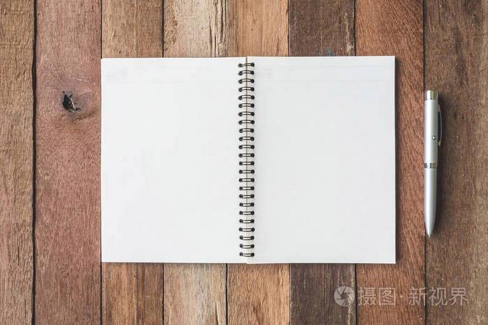 顶视图的空白笔记本用笔上木桌背景