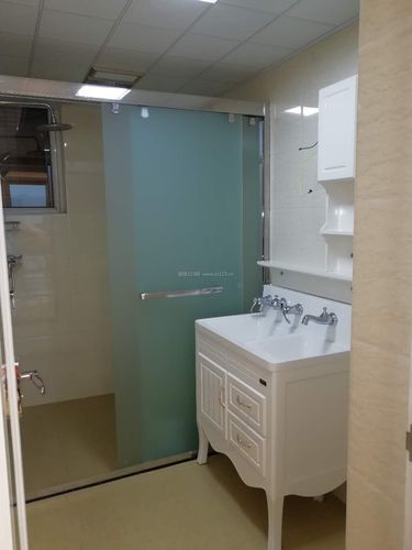 2018现代卫生间浴室玻璃推拉门装修效果图大全