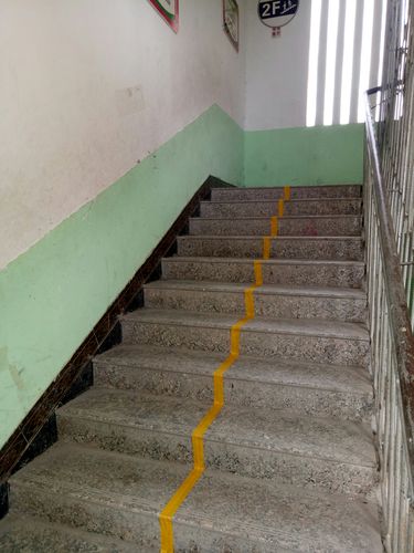 楼梯刷黄色分界线