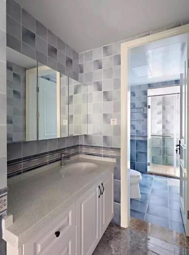 卫生间干湿分区灰蓝色调的瓷砖搭配白色卫浴与台盆柜打造干净高效率