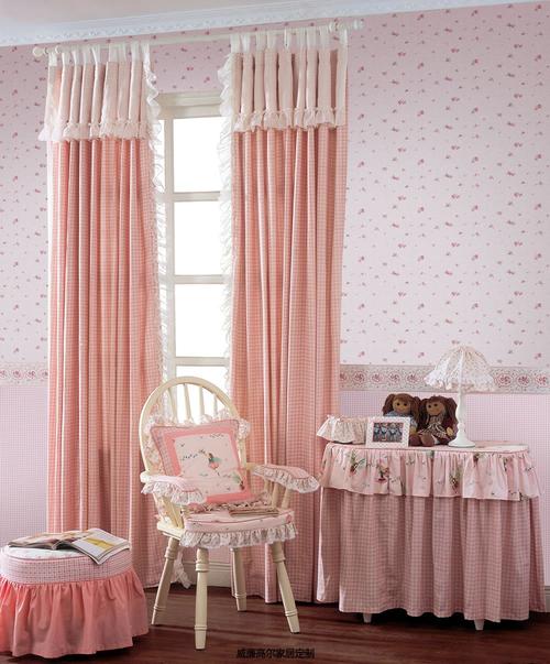 现代风格粉色格子客厅窗帘