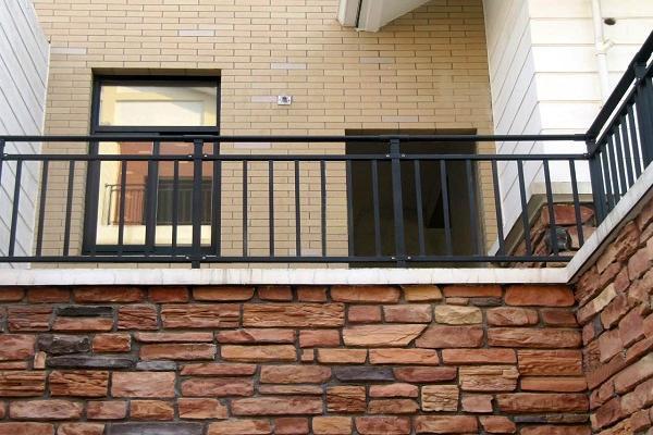 扩展露台设计时需要对阳台栏杆进行明确规定并且在检查阳台栏杆时