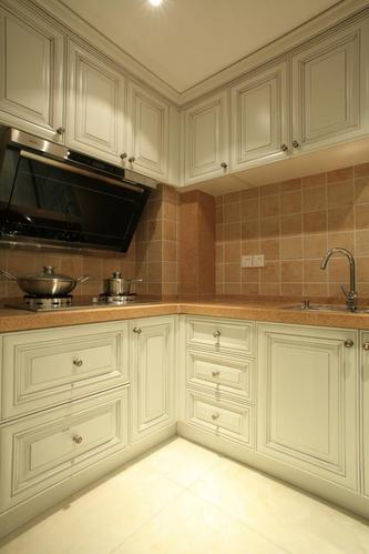 厨房暖色的贴片瓷砖极具美式色彩仿古的橱柜同在显示着美式装修的