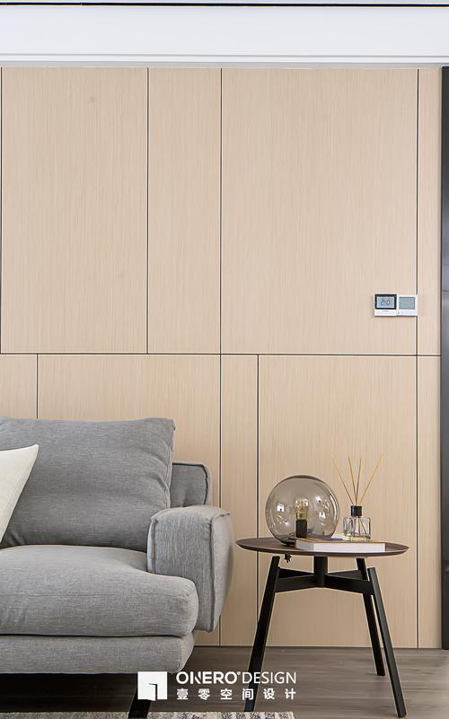 沙发背景墙选用免漆木饰面板配合哑光美缝处理让收口细节更出众.