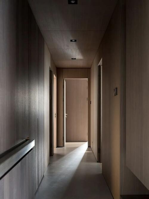 木饰面把走廊都包装了起来在木质感的包围下空间显得更加舒适崖致