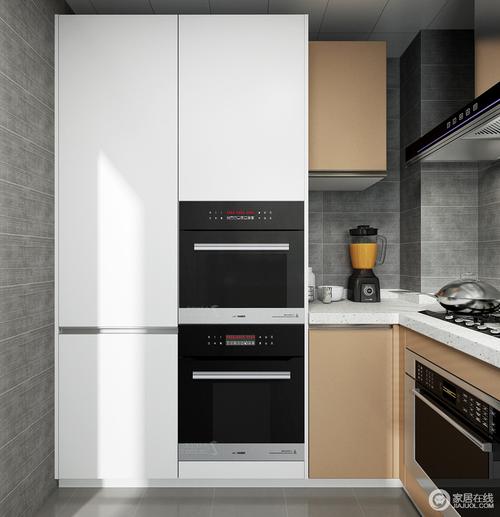 嵌入式的烤箱蒸箱以及消毒柜的使用节省了厨房空间也为美食