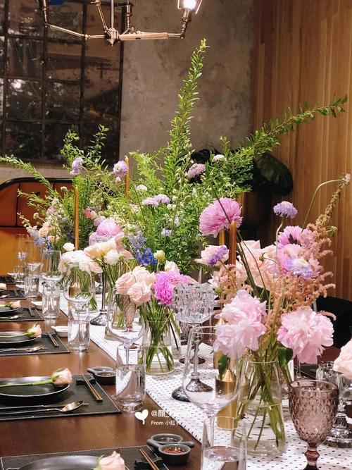 粉色餐桌花艺布置