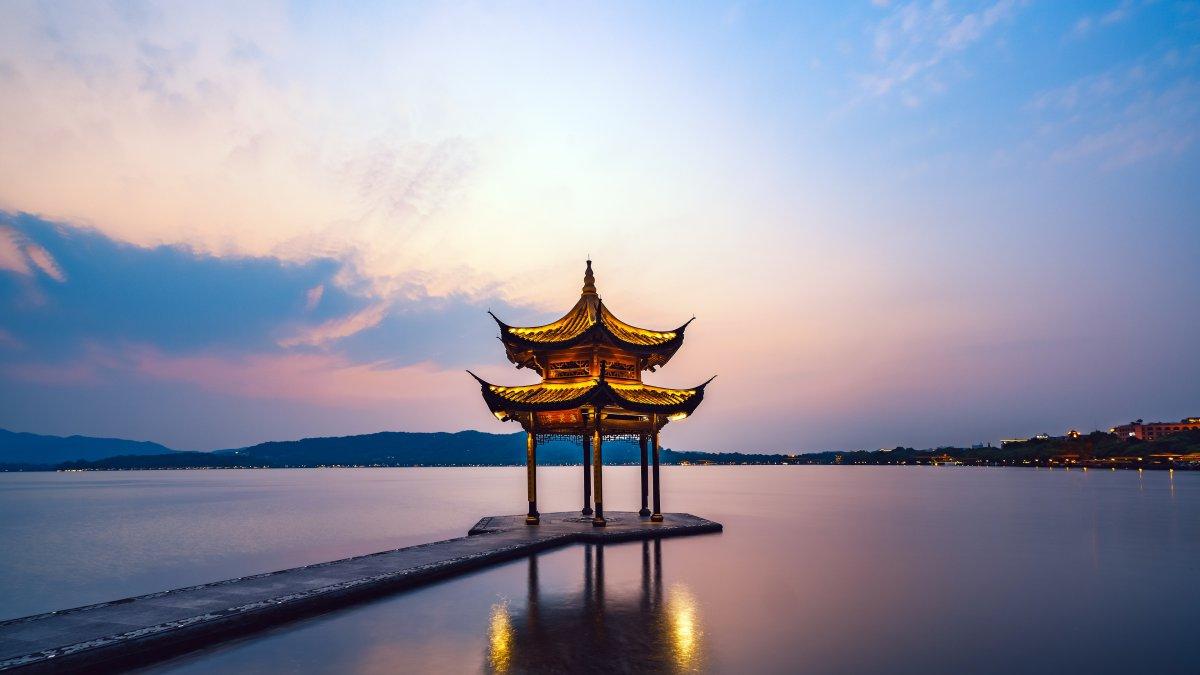 杭州西湖旅游日落休息亭图片