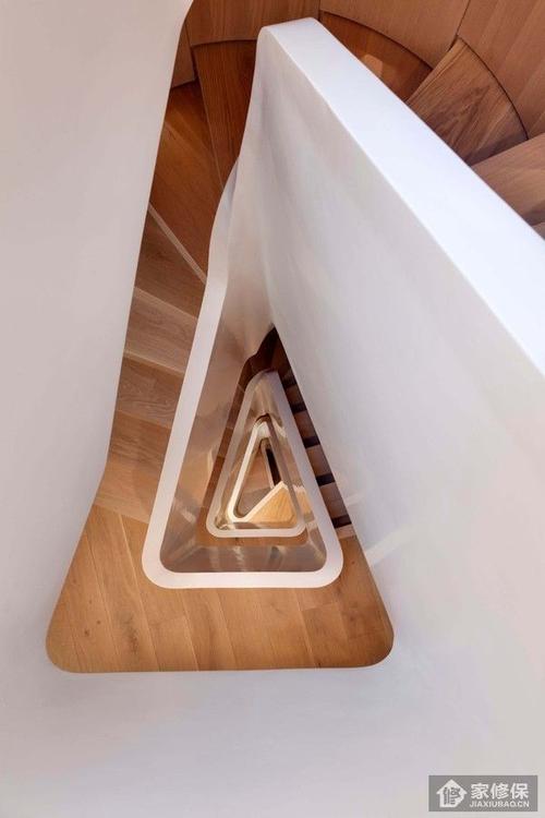 家修保独具三角形状楼梯地板的伦敦建筑设计风格