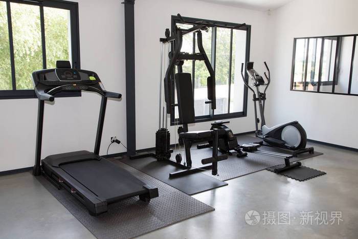 私人健身房在家庭内部与不同的运动锻炼设备