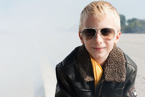戴墨镜开心的时尚小男孩高清图片