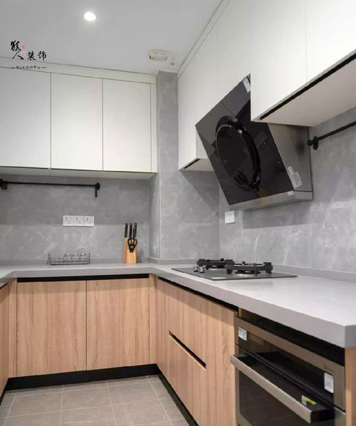 厨房整体与公领域基调相呼应灰白色的搭配加上木色橱柜的自然温馨