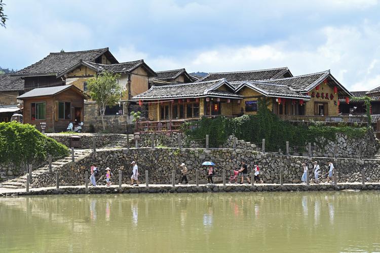 8月17日游客在福建省漳州市南靖县书洋镇官洋村附近的云水谣景区游览