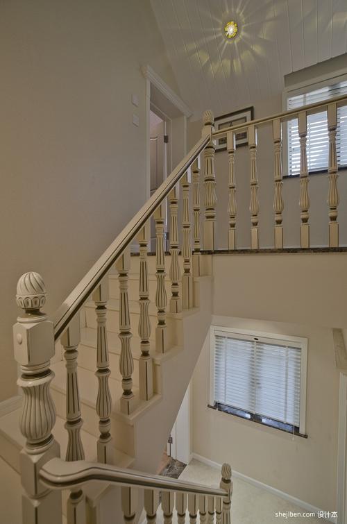 2013欧式风格别墅室内全木楼梯扶手装修效果图