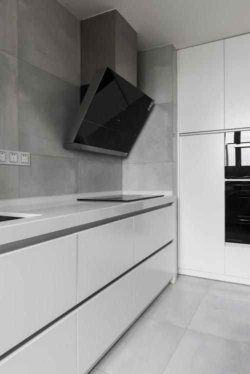 厨房间用了灰色墙砖白色整体橱柜设计简洁