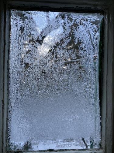 冬季的窗户上的冰花
