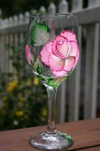 夏日盛开在玻璃杯上的花