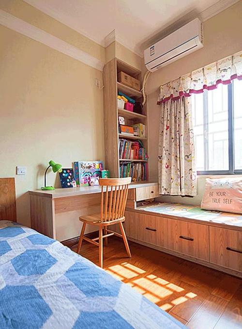 儿童房在靠窗位置装了个收纳飘窗与书架书桌组合在一起实用而又