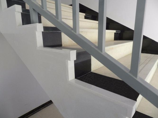 楼梯采用人造石材挡水沿造型新颖工艺美观