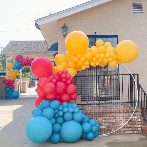别墅院子里的气球装饰布置
