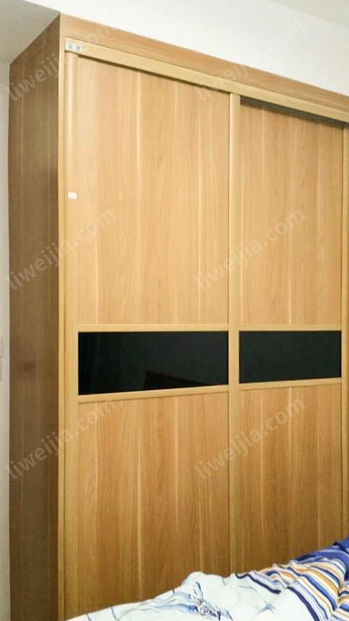 当纯木纹色门板加上腰线设计后整个衣柜在维持了原有的清新自然风格