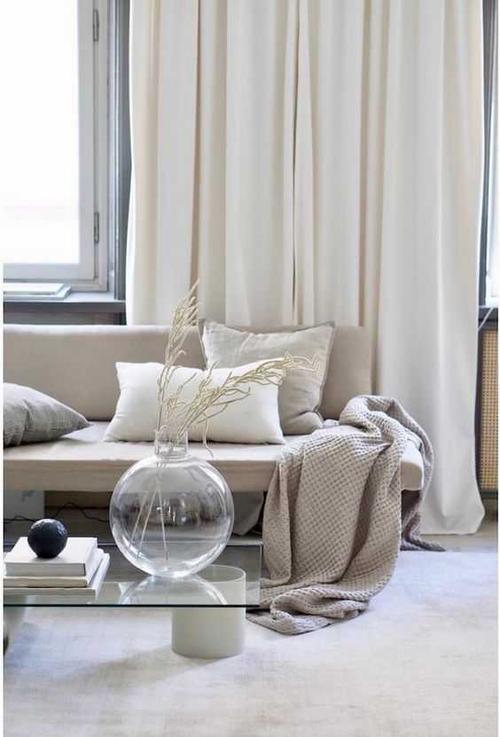 卧室窗帘的颜色可以和床单枕头等布艺保持一致.