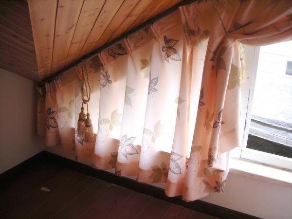 它主要利用窗帘本身的垂坠线条形成自然的花形褶皱效果突出圆弧窗