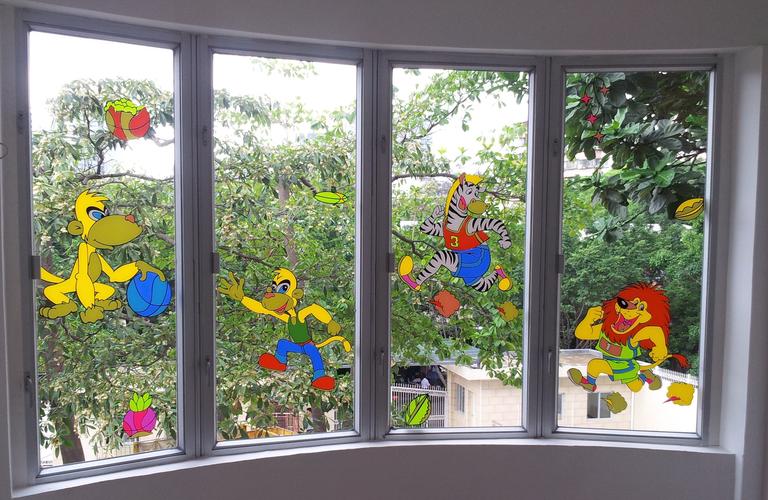 实拍幼儿园卡通系列玻璃窗贴美美哒