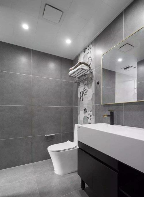 1贴灰色墙砖卫生间是家里比较狭小的空间这个空间在装修